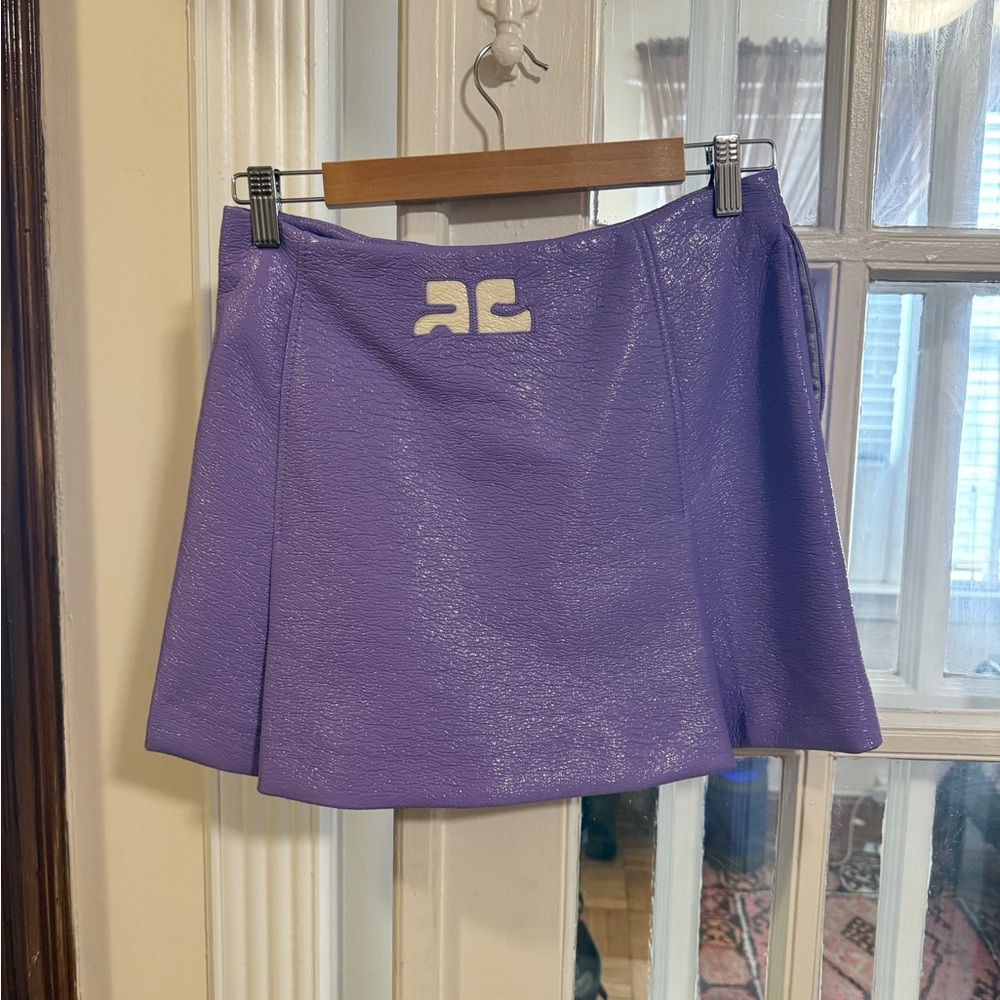 Courrèges
Re-edition logo-patch mini skirt in the back
Good condition, size 38